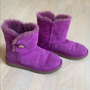 Ugg: BAILEY BUTTON II BOOT in magenta